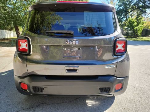 Used 2018 Jeep Renegade Latitude image 6