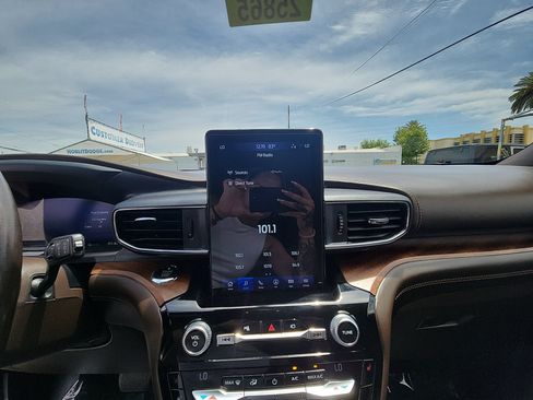 Used 2021 Ford Explorer King Ranch w/ Premium Technology Package RWD image 12