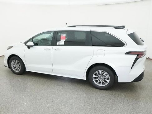 New 2026 Toyota Sienna XLE FWD image 7