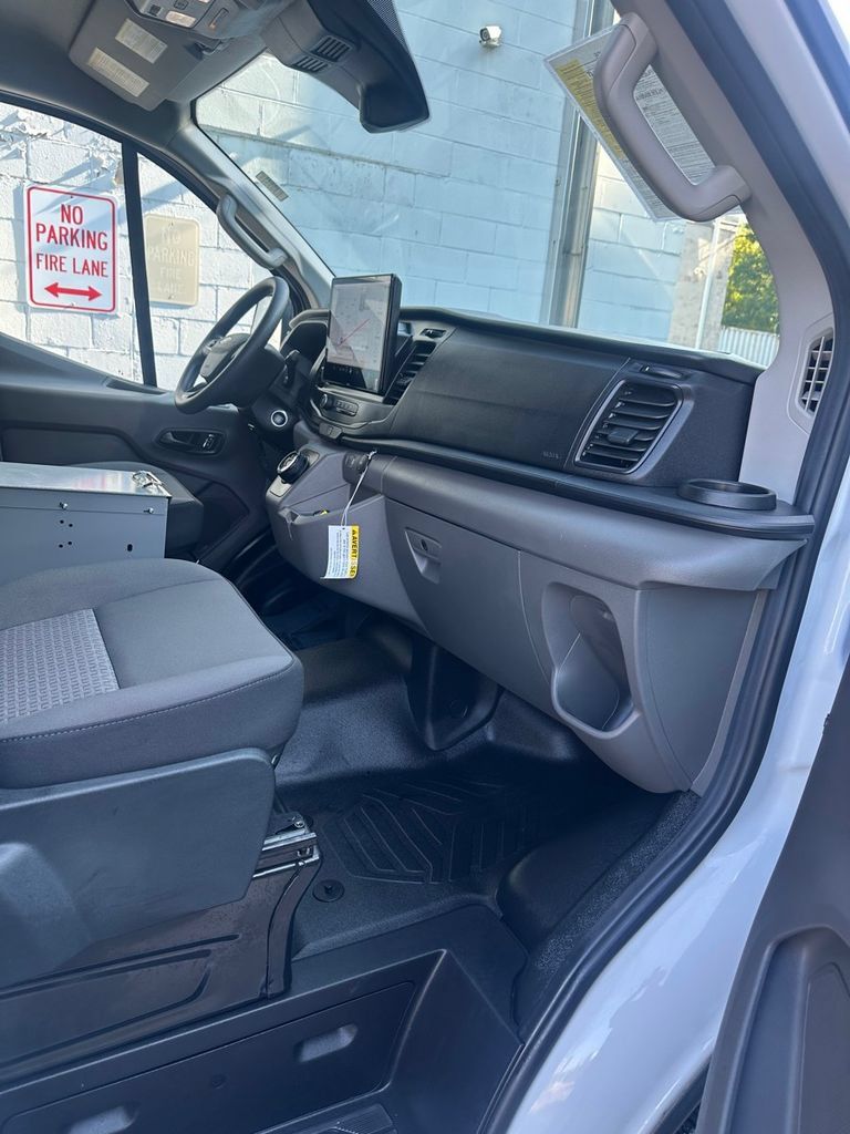 Used 2024 Ford E-Transit Low Roof RWD image 30