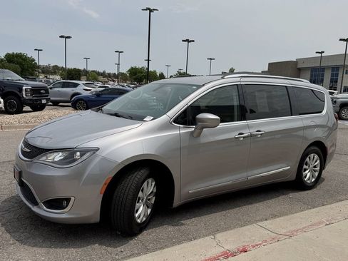 Used 2018 Chrysler Pacifica Touring-L FWD image 4