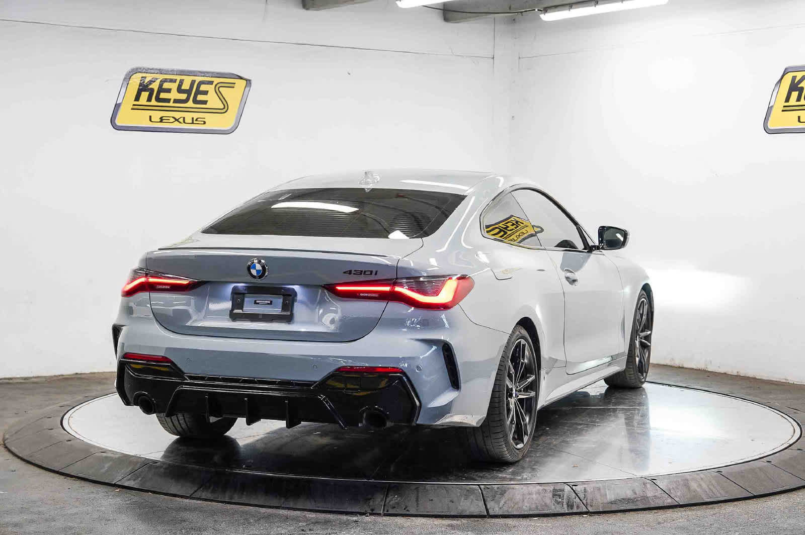 Used 2022 BMW 430i Coupe w/ M Sport Package RWD image 4