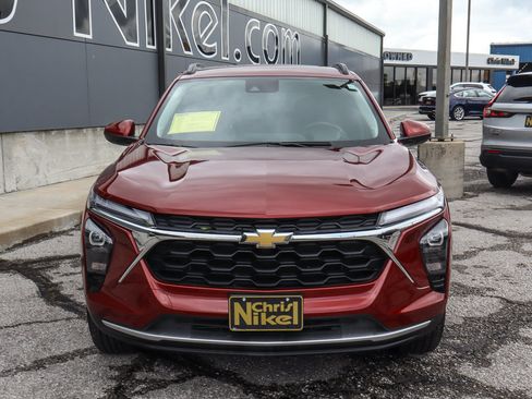 Used 2025 Chevrolet Trax LT w/ LT Convenience Package FWD image 2