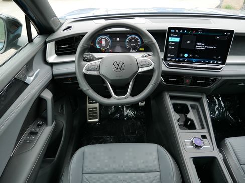New 2025 Volkswagen Tiguan SE R-Line image 7