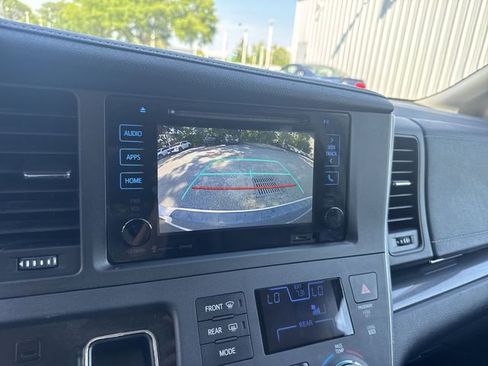 Used 2017 Toyota Sienna SE Premium FWD image 22