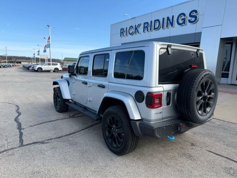 Used 2024 Jeep Wrangler Sahara w/ Technology Group image 10