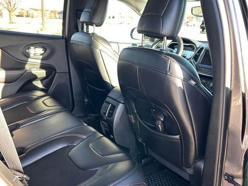 Used 2019 Jeep Cherokee Trailhawk image 3