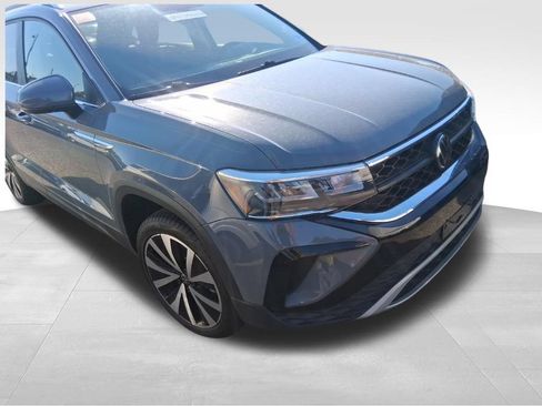 Used 2023 Volkswagen Taos SE w/ Panoramic Sunroof Package FWD image 16