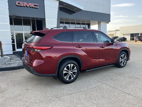 Used 2020 Toyota Highlander XLE FWD image 3