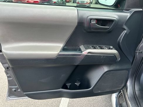 Used 2018 Toyota Tacoma SR5 RWD image 14
