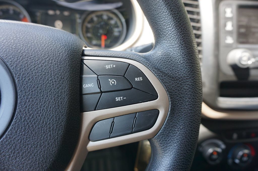 Used 2017 Jeep Cherokee Sport FWD image 8