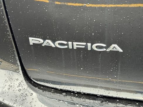 Certified 2023 Chrysler Pacifica Touring-L image 29