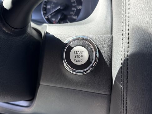 Used 2024 Nissan Armada SL w/ Captain's Chairs Package image 18