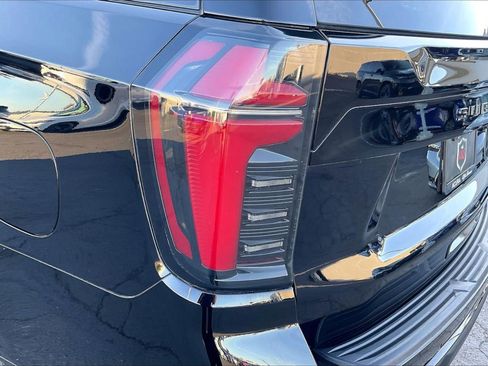 Used 2025 Chevrolet Suburban Z71 image 23