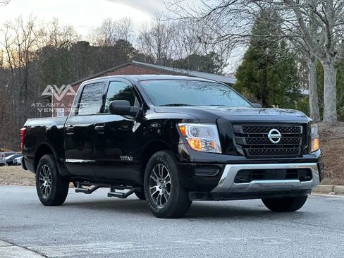 Used 2022 Nissan Titan SV image 7