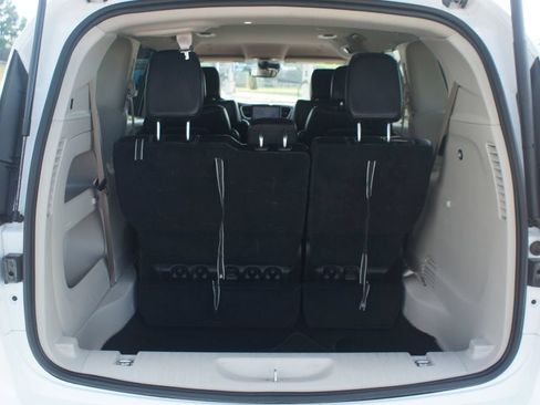 Used 2024 Chrysler Pacifica Touring-L FWD image 17