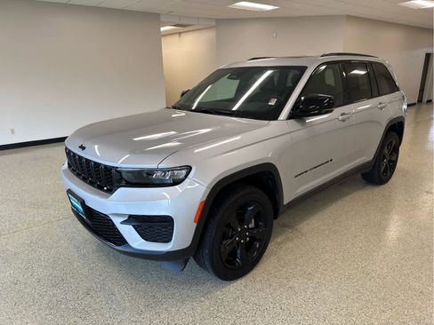 Used 2024 Jeep Grand Cherokee Altitude AWD/4WD image 1