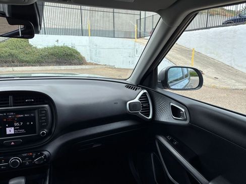 Used 2025 Kia Soul LX w/ LX Technology Package FWD image 33