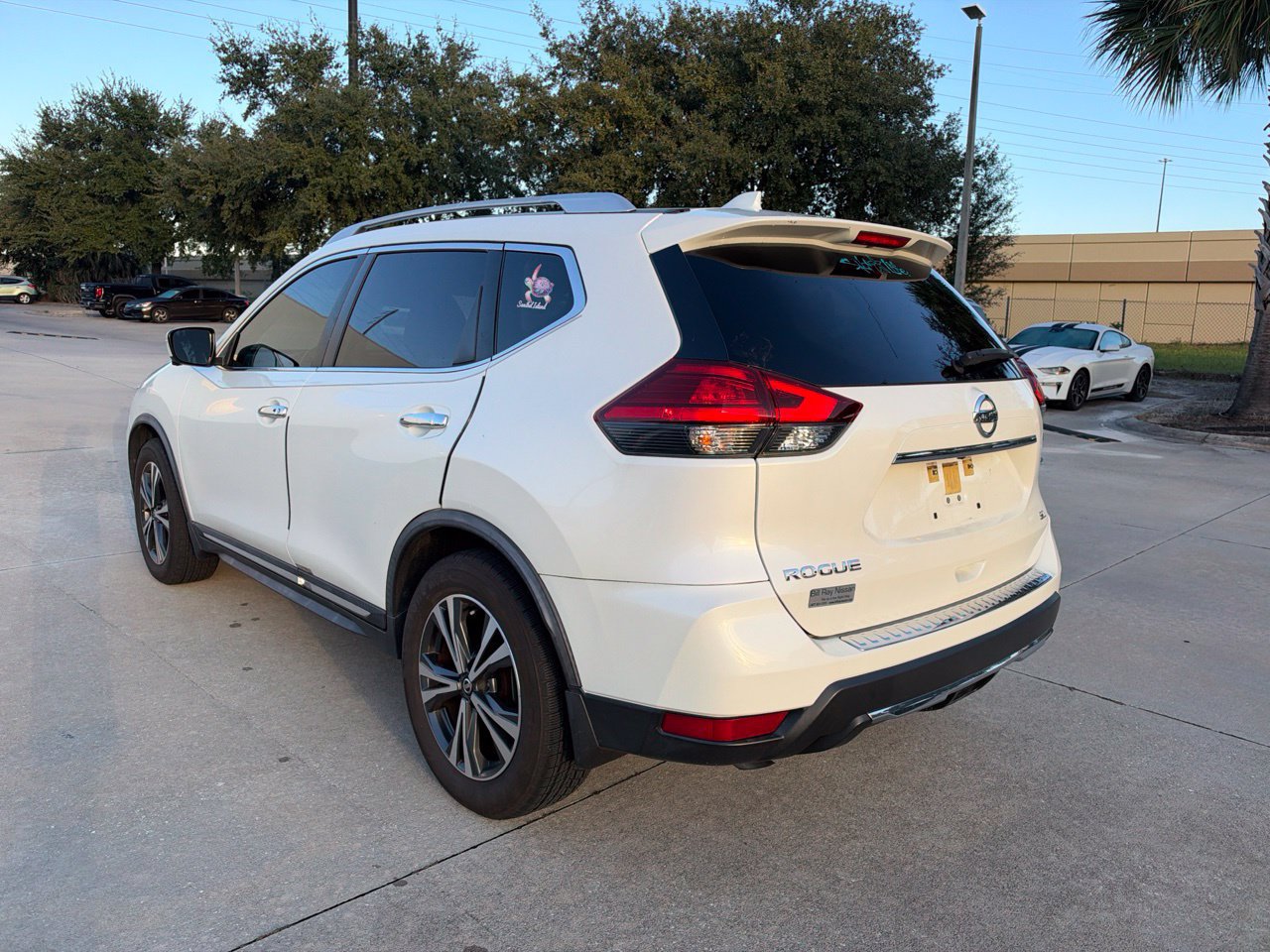 Used 2017 Nissan Rogue SL w/ SL Premium Package FWD image 3