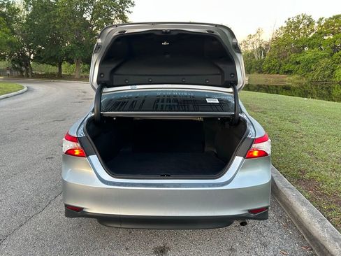 Used 2020 Toyota Camry LE image 10