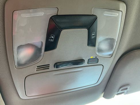 Used 2018 Toyota Sienna LE w/ Carpet Mat Package FWD image 29