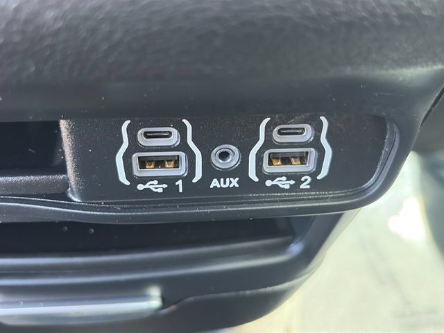 Used 2025 Chrysler Pacifica Select FWD image 60