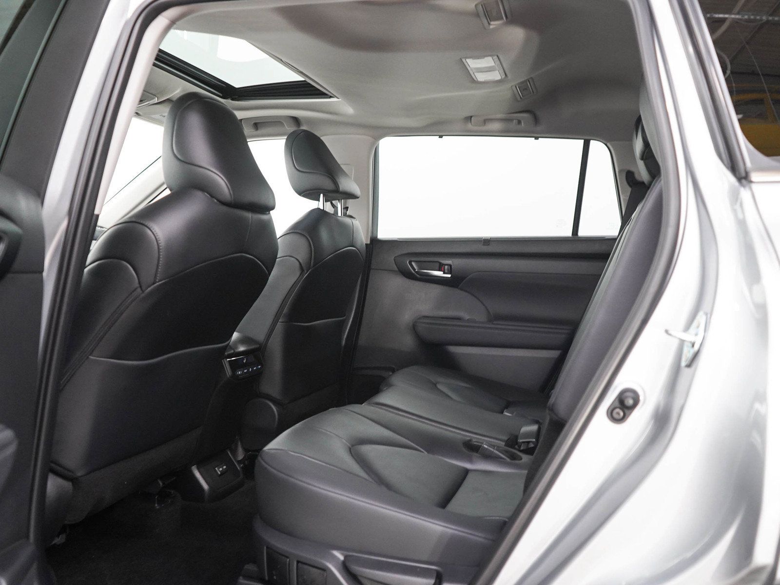Used 2025 Toyota Highlander XLE AWD/4WD image 18