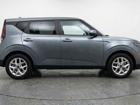 Used 2025 Kia Soul LX w/ LX Technology Package FWD image 11