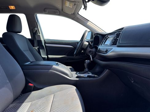 Used 2018 Toyota Highlander LE FWD image 17