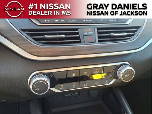 Used 2024 Nissan Altima 2.5 SV FWD image 17
