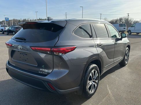 Used 2021 Toyota Highlander XLE image 11