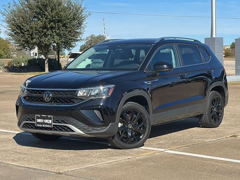 Used 2024 Volkswagen Taos SE w/ MDO Package image 2