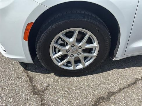 Used 2023 Chrysler Pacifica Touring-L FWD image 10