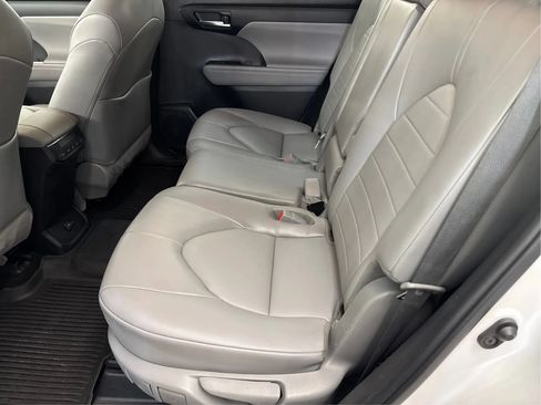 Used 2022 Toyota Highlander XLE AWD/4WD image 14