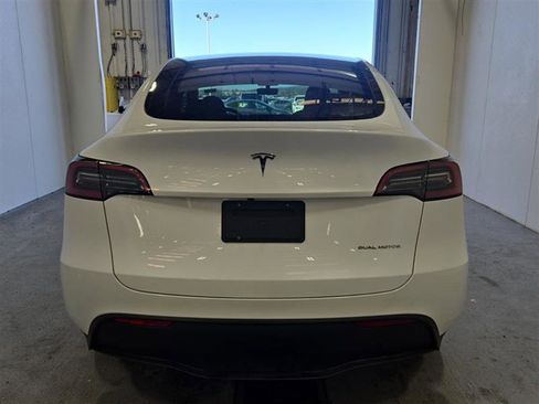 Used 2023 Tesla Model Y Performance image 9
