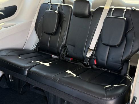 Used 2023 Chrysler Pacifica Touring-L image 17