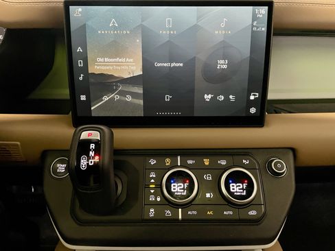 Used 2025 Land Rover Defender 110 X-Dynamic SE image 19