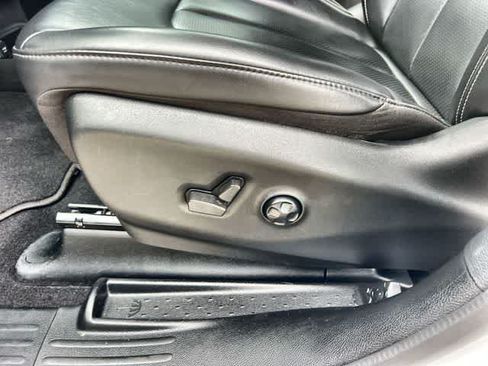 Used 2023 Chrysler Pacifica Touring-L w/ S Appearance Package FWD image 31