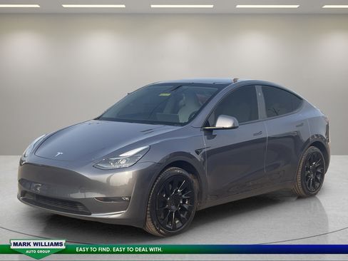 Used 2023 Tesla Model Y Long Range AWD/4WD image 2