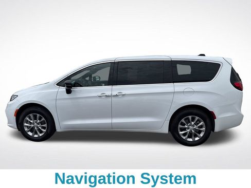 Used 2026 Chrysler Pacifica Limited AWD/4WD image 3