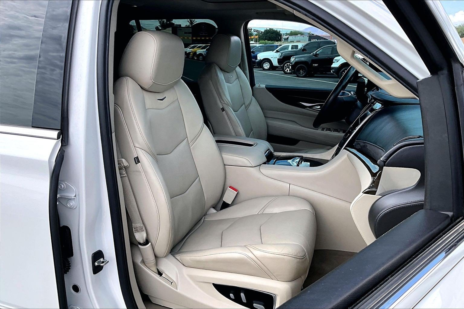Used 2018 Cadillac Escalade Luxury AWD/4WD image 7