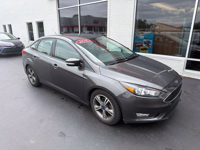 Used 2016 Ford Focus SE FWD image 2