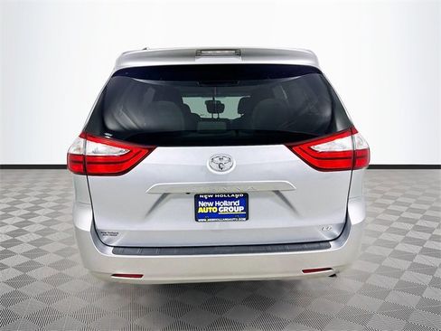 Used 2017 Toyota Sienna LE image 12