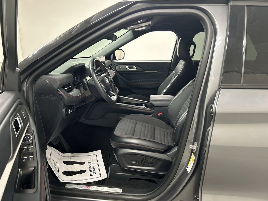 Used 2025 Ford Explorer ST-Line AWD/4WD image 9