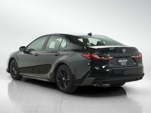 Used 2025 Toyota Camry SE image 3
