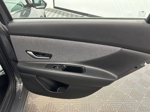 Used 2025 Hyundai Elantra Limited image 17