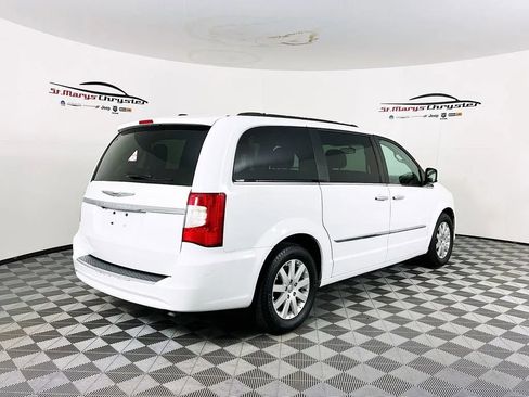 Used 2014 Chrysler Town & Country Touring w/ Driver Convenience Group image 8