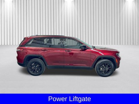 Used 2025 Jeep Grand Cherokee Altitude AWD/4WD image 5