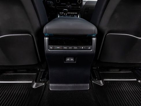 Used 2025 Lexus GX 550 w/ Accessory Package (Z1) AWD/4WD image 32