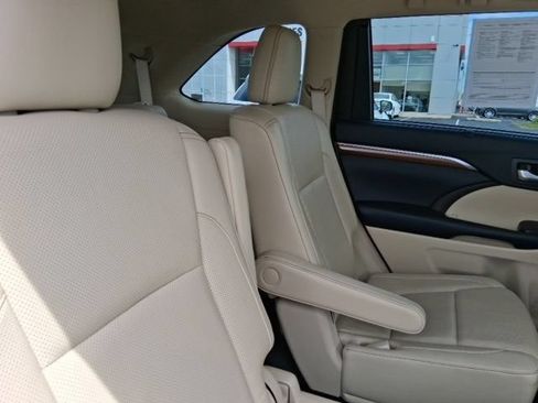Used 2017 Toyota Highlander Limited AWD/4WD image 8
